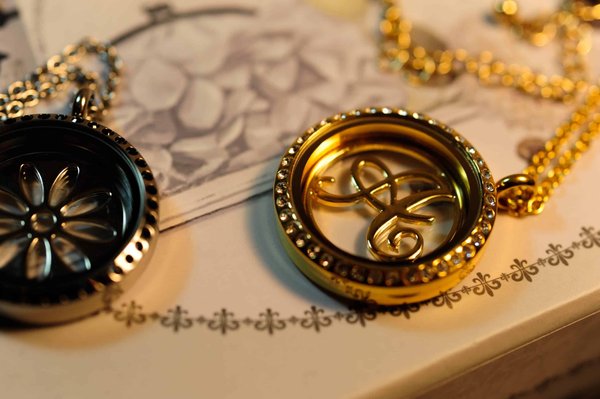 Comment entretenir et préserver votre collier avec initiale personnalisés