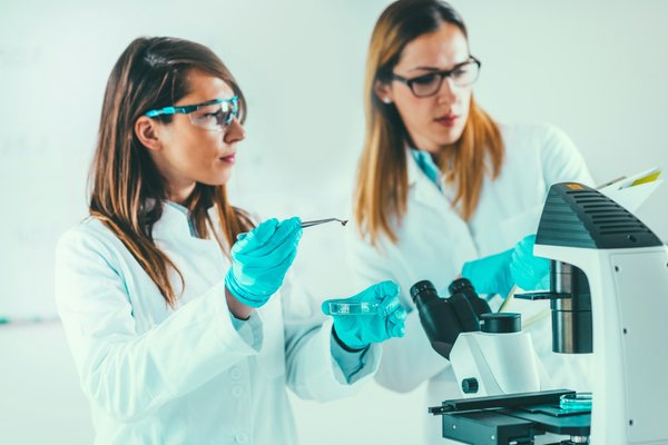 Quels sont les défis et opportunités d'une carrière en développement de logiciels pour les biotechnologies?